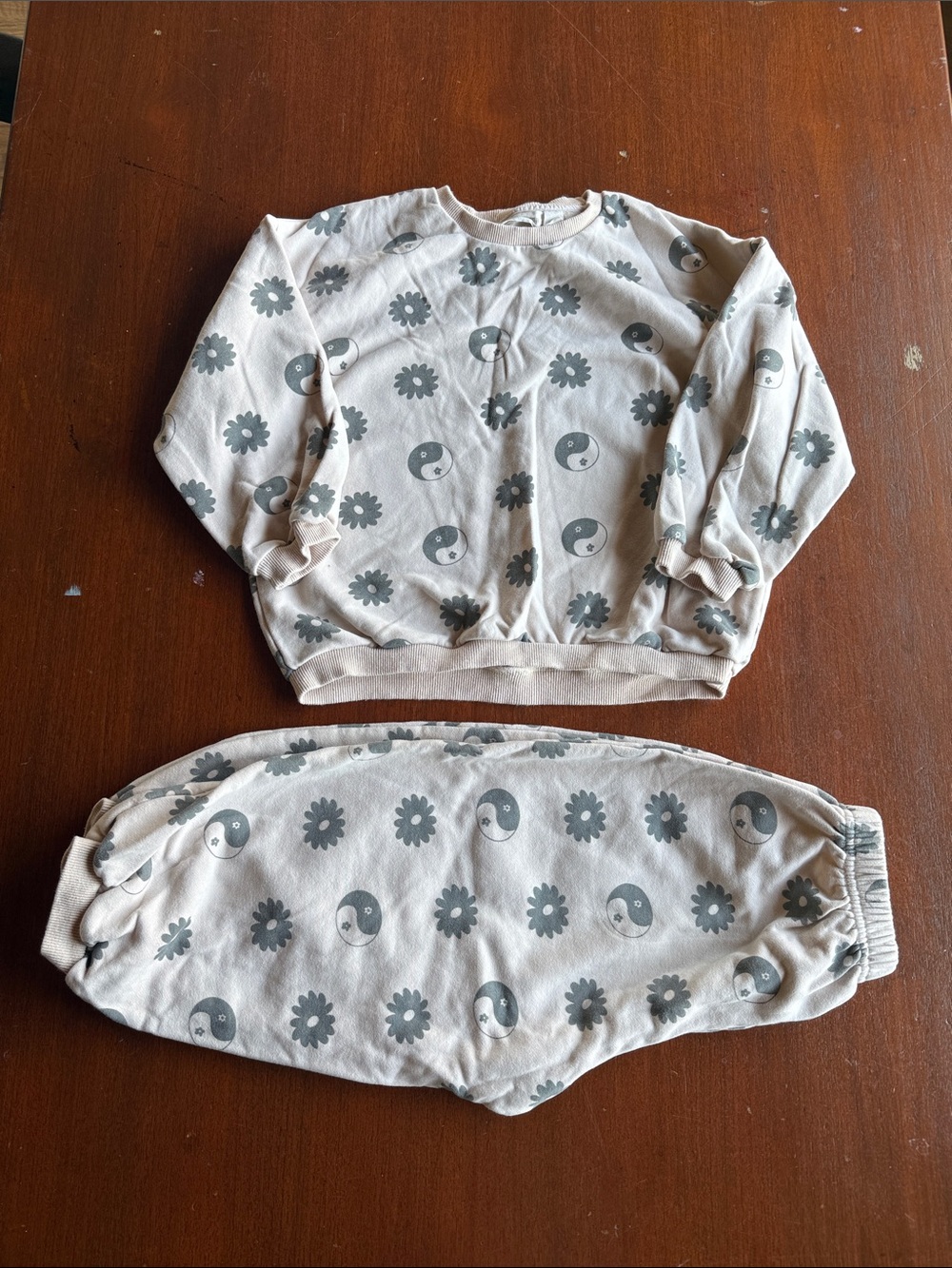 INDY and PIPPA Yin Yang & Daisy Print Sweatshirt Set in Light Beige